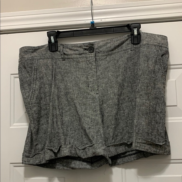 Gray Women's Black & White Shorts Size 16 - Picture 1 of 6